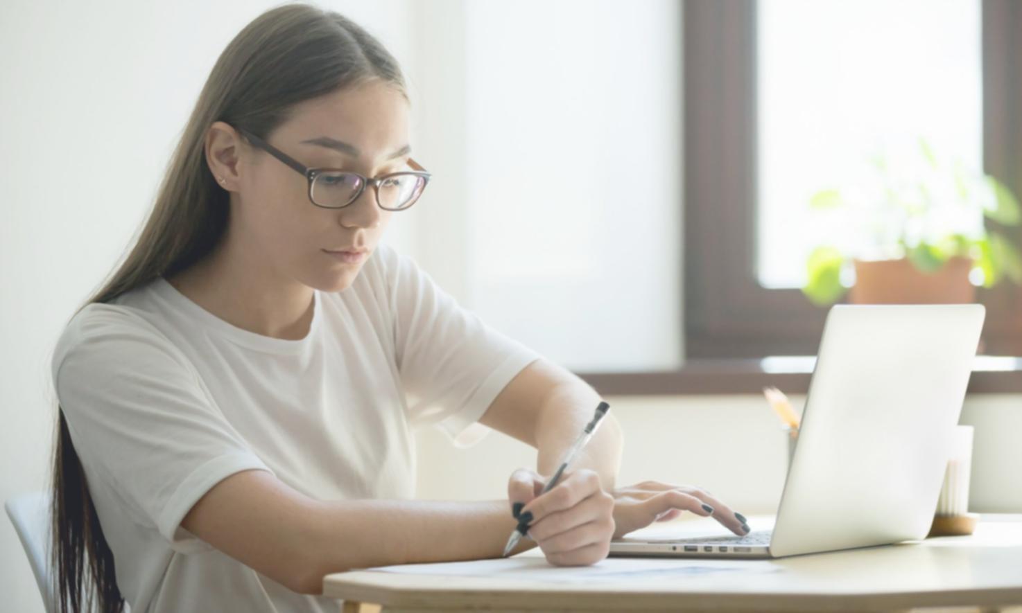 Escritório moderno com ambiente profissional para consultoria financeira