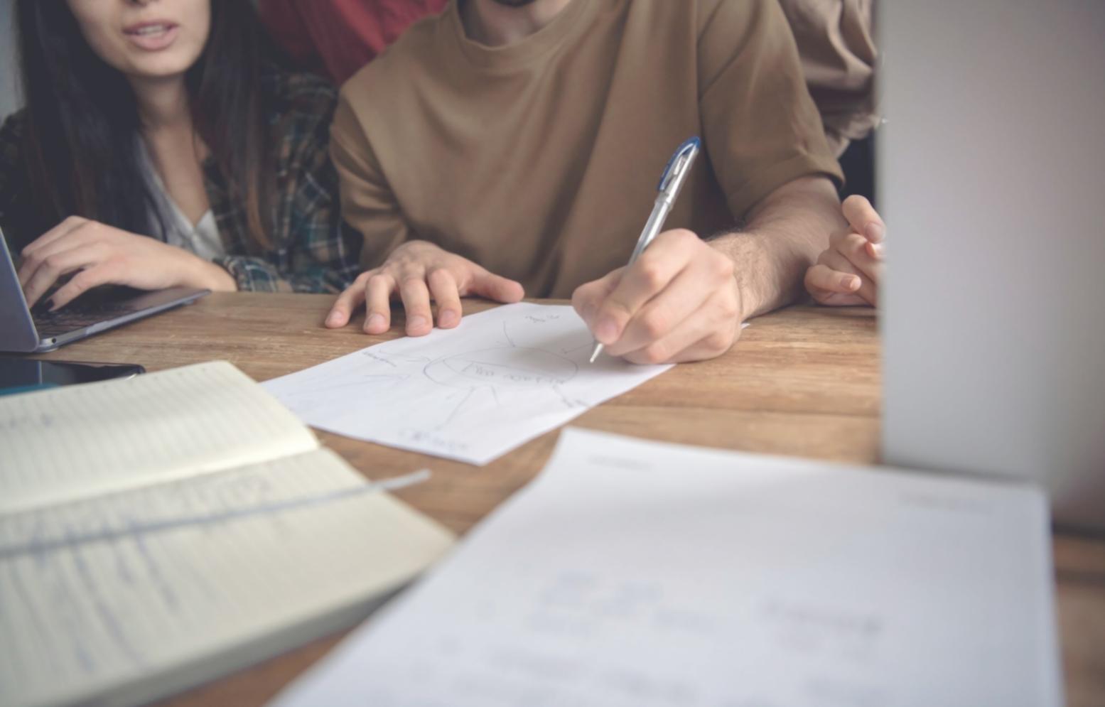 Ambiente de aprendizagem colaborativo com materiais financeiros
